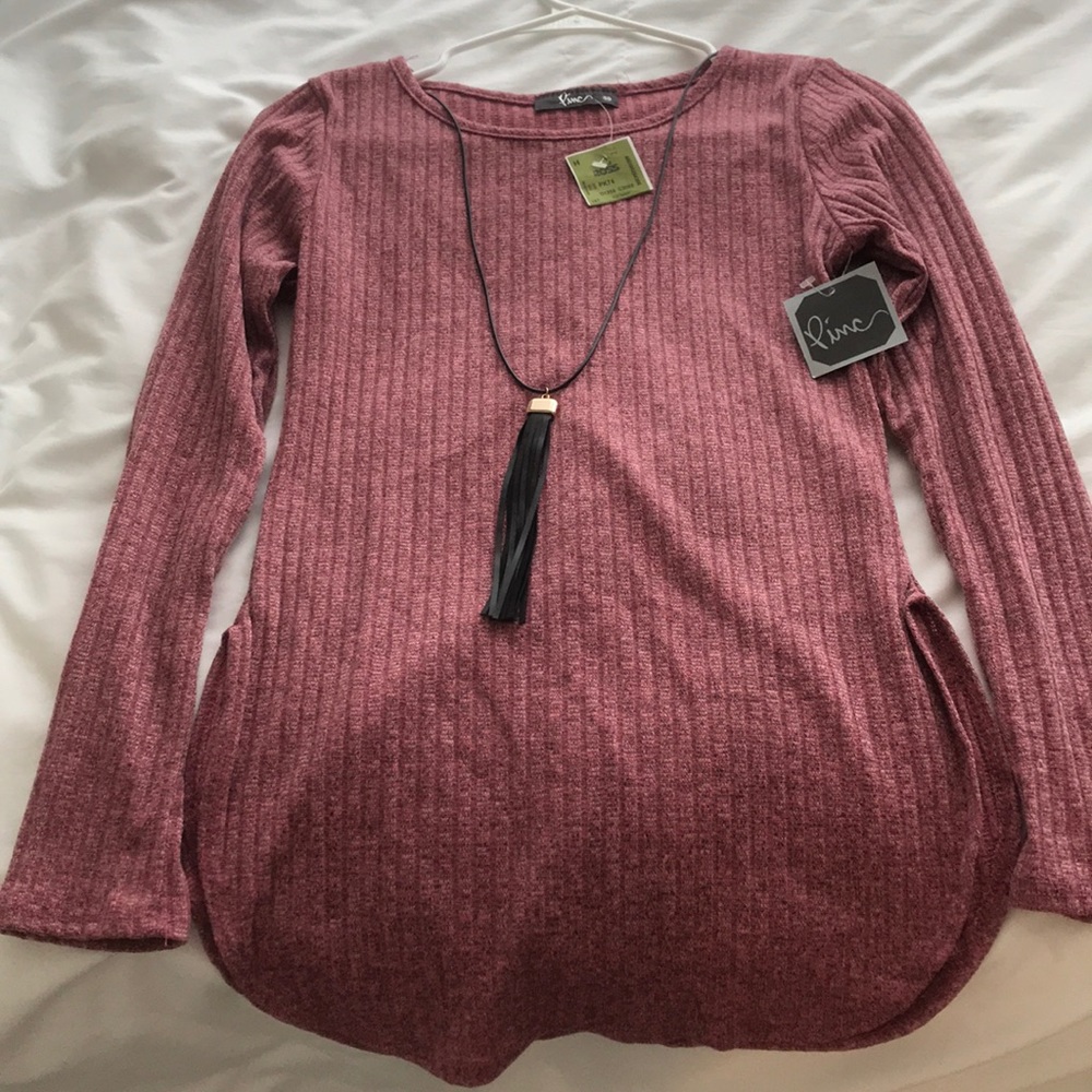 Ribbed long sleeve.